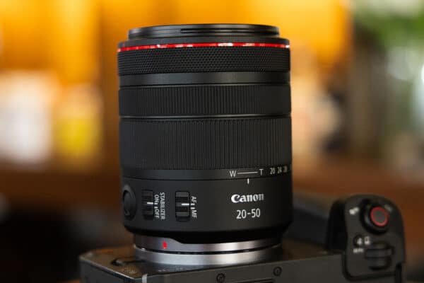 Canon RF 20-50mm f/4L IS USM PZ chỉ nặng 420 gram, dài khoảng 98mm – nhỏ gọn gần bằng các ống prime cao cấp