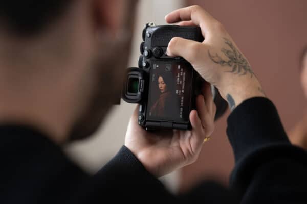 Hệ thống chống rung trong thân máy (IBIS) 5 trục trên Sony Alpha A7R VI được nâng cấp, bù rung lên đến 8.5 stops ở trung tâm khung hình và 7 stops ở vùng rìa