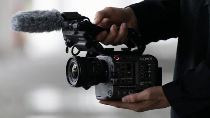 Sony 16-35 f/4 được trang bị hệ thống XD Linear Motor với 2 động cơ riêng biệt, mang lại khả năng lấy nét tự động nhanh, chính xác và hoạt động cực kỳ êm ái