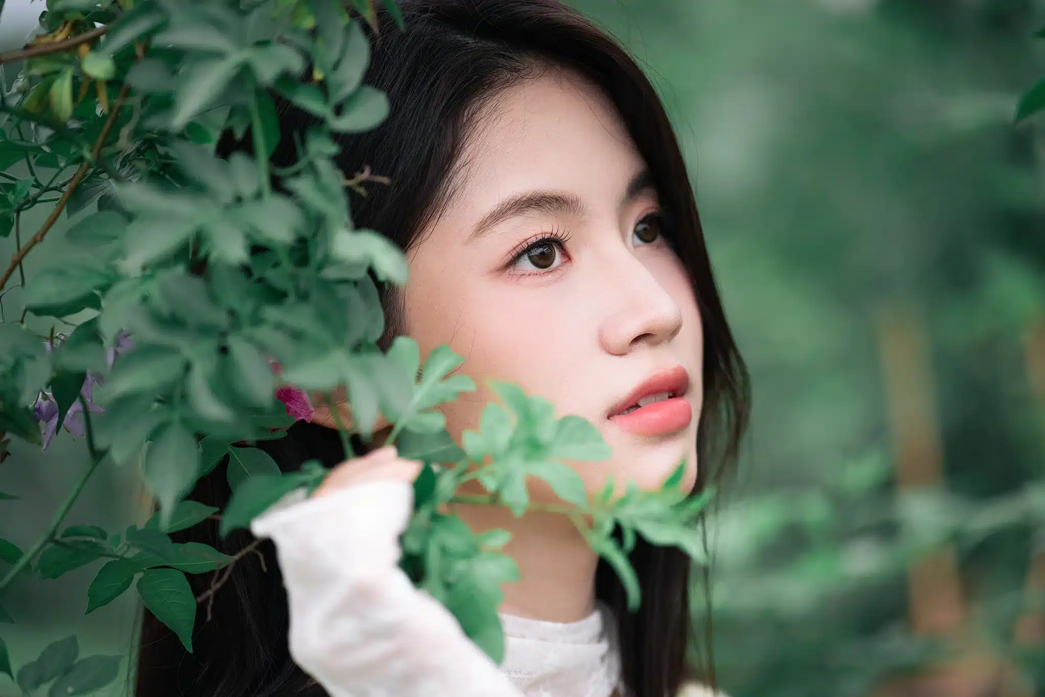Ống kính sở hữu khẩu độ tối đa f/1.8 cho khả năng thu sáng tốt và tạo ra hiệu ứng xóa phông (bokeh) cực kỳ mượt mà