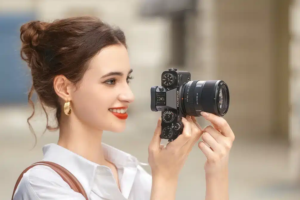 Ống kính được trang bị nút Fn tùy chỉnh, công tắc CLICK (bật/tắt tiếng click khẩu độ) và nút chuyển AF/MF, mang lại trải nghiệm thao tác nhanh chóng