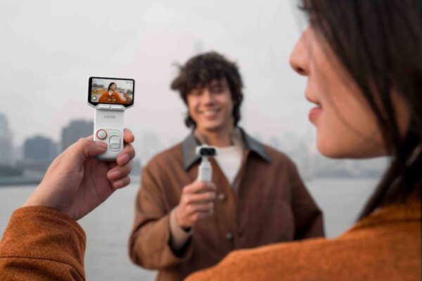 Một điểm khác biệt lớn của Insta360 Luna Ultra là màn hình cảm ứng OLED 2 inch có thể tháo rời
