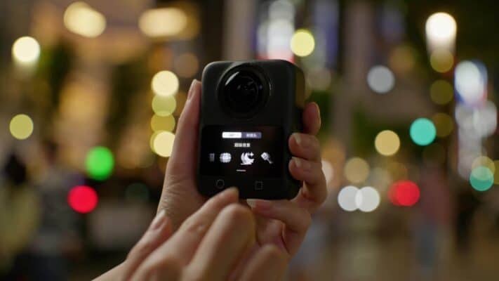 DJI Osmo 360 II được trang bị AI Super Night Scene 2.0, kết hợp khẩu độ f/1.9 với thuật toán khử nhiễu AI nhằm cải thiện chất lượng hình ảnh