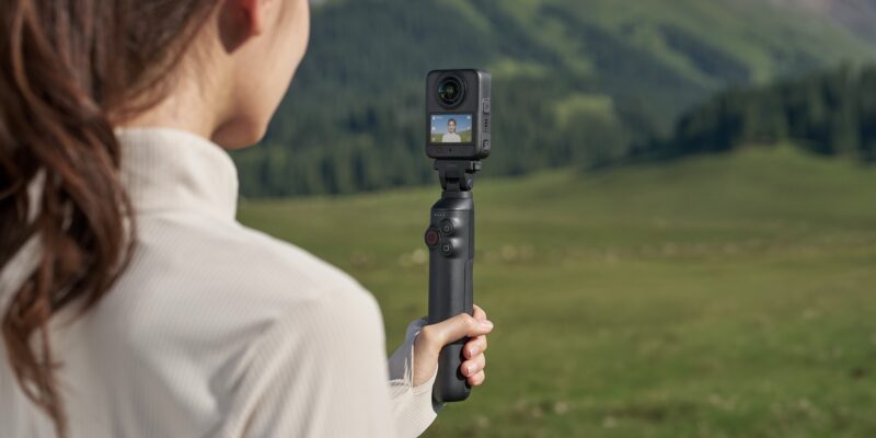 DJI Osmo 360 II có khả năng chống nước khi dùng máy trần ở độ sâu tối đa 10m và có thiết bị chuyên dụng là 50m.