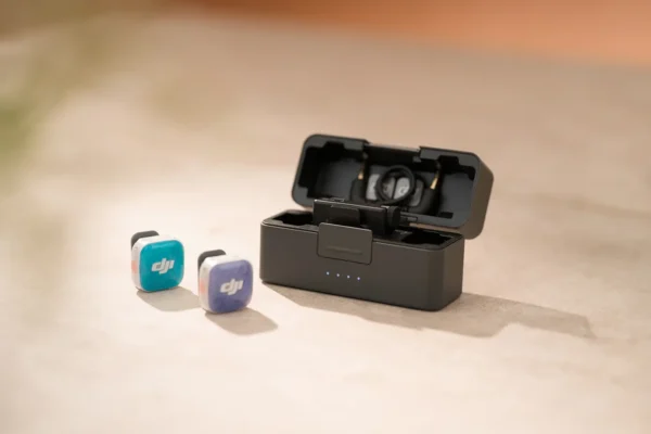 Khi sử dụng chế độ bốn kênh, âm thanh từ từng bộ phát của DJI Mic Mini 2S có thể được xuất thành các đường tiếng riêng biệt.