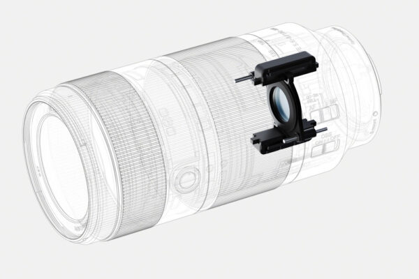 Sony trang bị cho Sony FE 100-400mm f/5.6-8 OSS 2 thấu kính ED và 2 thấu kính phi cầu, giúp kiểm soát quang sai màu và các sai lệch quang học trong toàn dải zoom