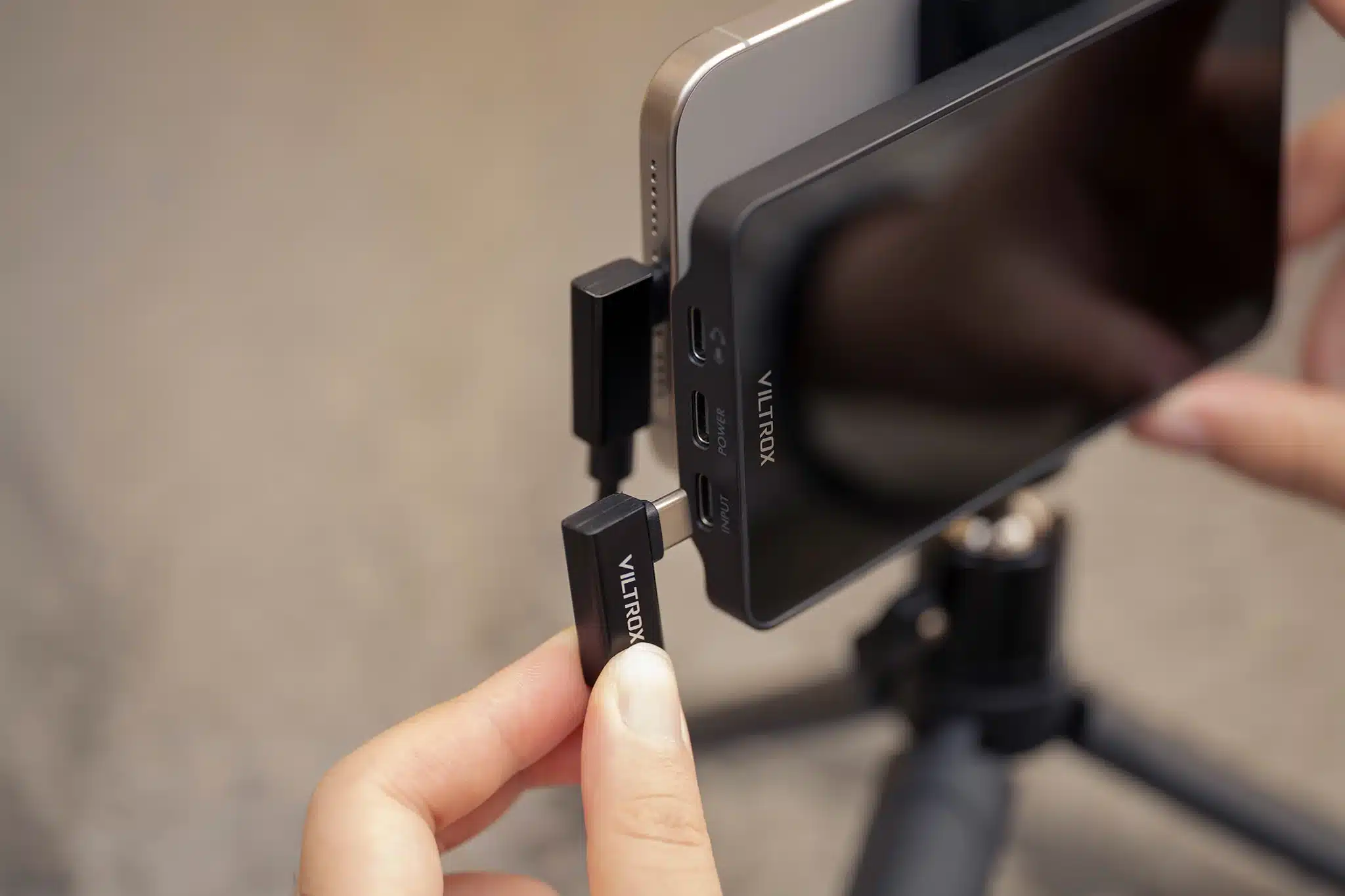 Viltrox DC-T1 sử dụng kết nối USB-C có dây để truyền tín hiệu hình ảnh trực tiếp từ điện thoại