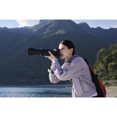 Sony FE 100-400mm f/5.6-8 OSS được tích hợp Optical SteadyShot – OSS, hỗ trợ giảm rung khi chụp cầm tay.