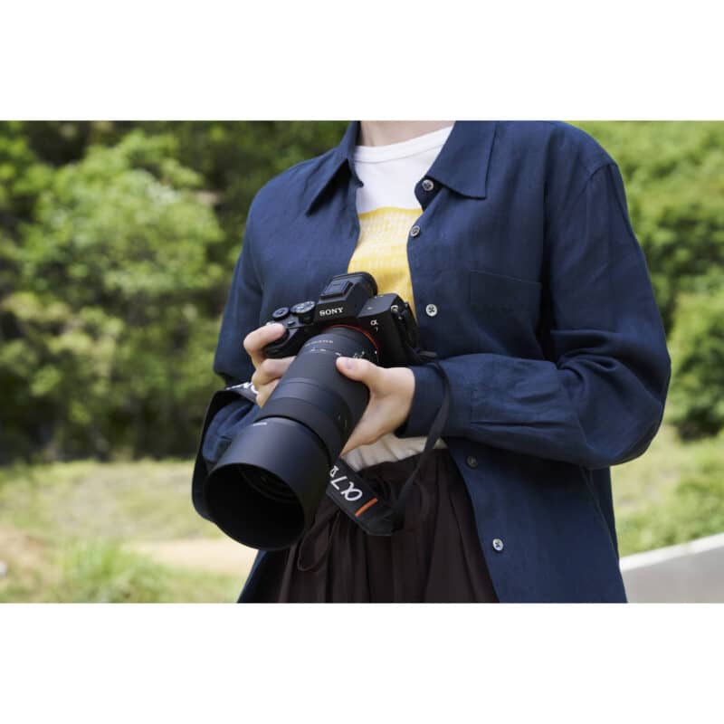 Sony FE 100-400mm f/5.6-8 OSS là ống kính tele zoom dành cho hệ máy Sony E-mount full-frame