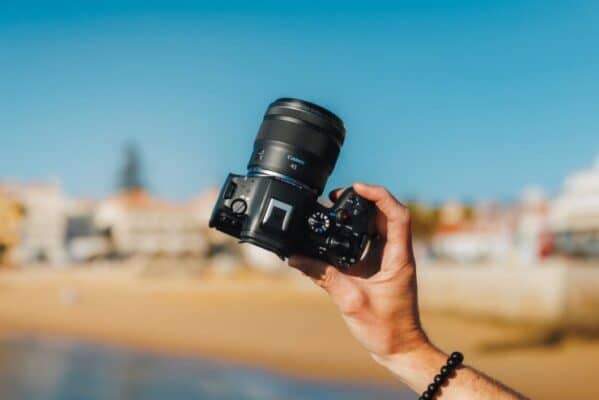 Canon EOS R6 nên đi với RF 45mm hay RF 85mm?