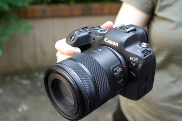 Canon EOS R6 nên đi với RF 45mm hay RF 85mm?