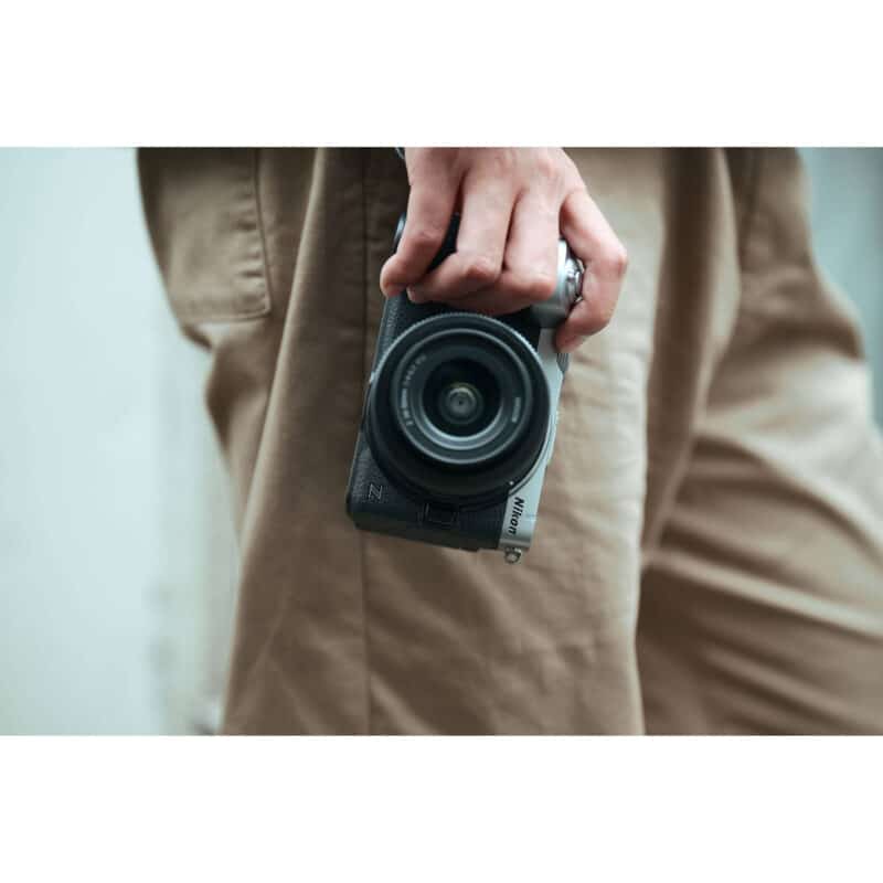 Nikon Z5 IIC sử dụng một khe thẻ SD hỗ trợ UHS-II, phù hợp với creator, người dùng cá nhân, du lịch và quay chụp hằng ngày.