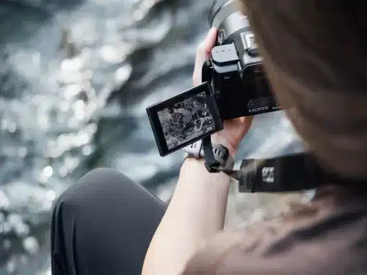 Ra mắt Canon EOS R8 Mark II với sử dụng EVF OLED 0.39 inch độ phân giải khoảng 2.36 triệu điểm, kết hợp màn hình cảm ứng vari-angle 3 inch khoảng 1.62 triệu điểm.