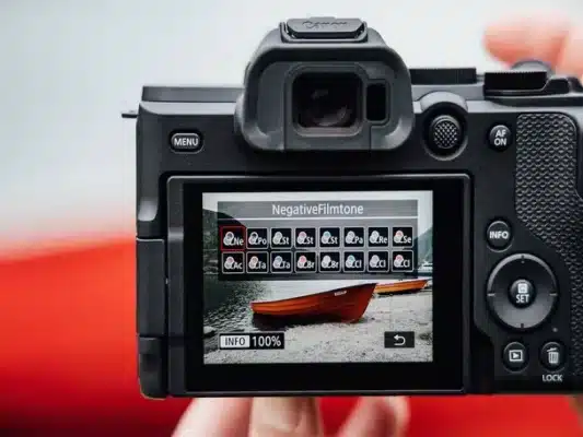 Ra mắt Canon EOS R8 Mark II với hỗ trợ Canon Log 3 và ghi 10-bit trong các định dạng tương thích, mở rộng khả năng color grading trong hậu kỳ.