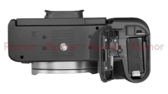Canon EOS R8 Mark II bao gồm một khe thẻ SD và pin LP-E17