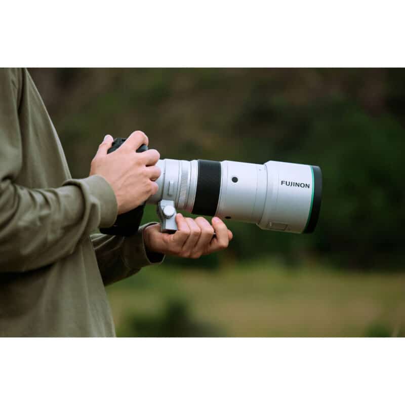 Fujifilm XF 400mm f/4.5 R LM OIS WR có trọng lượng khoảng 1.245, gọn nhẹ với một super tele zoom