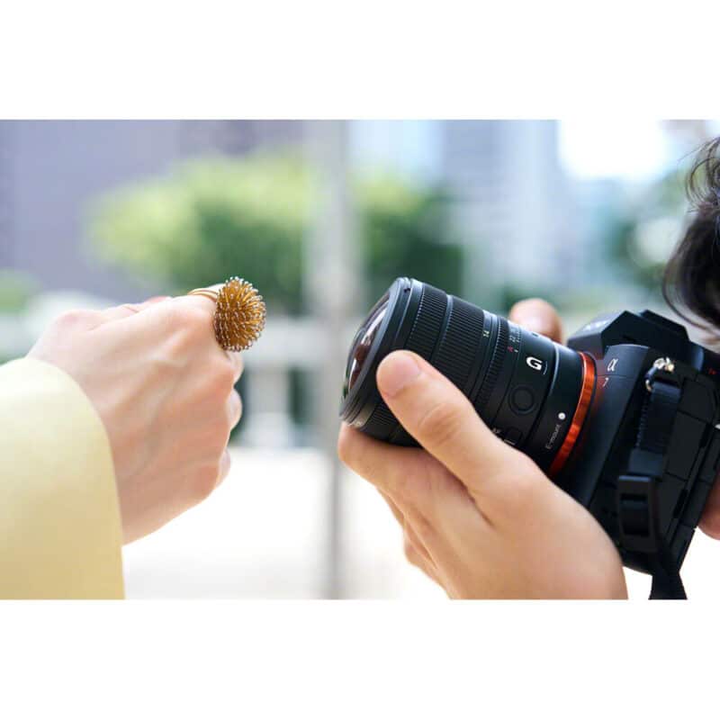 Sony FE 8-14mm f/3.5 Fisheye G không sử dụng filter tròn gắn phía trước theo cách truyền thống.
