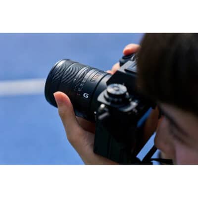 Sony FE 8-14mm f/3.5 Fisheye G được trang bị khá đầy đủ các vòng và nút điều khiển trên thân lens