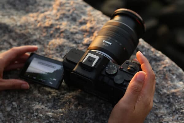 Canon EOS R8 Mark II được trang bị nhiều giao tiếp phục vụ nhu cầu chụp ảnh, quay video và sản xuất nội dung