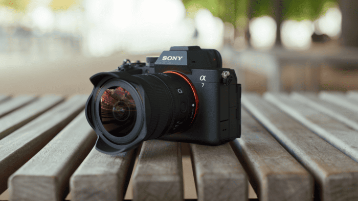 Sony FE 8-14mm f/3.5 Fisheye G có thiết kế dust and moisture resistant cùng lớp phủ fluorine trên bề mặt thấu kính trước.