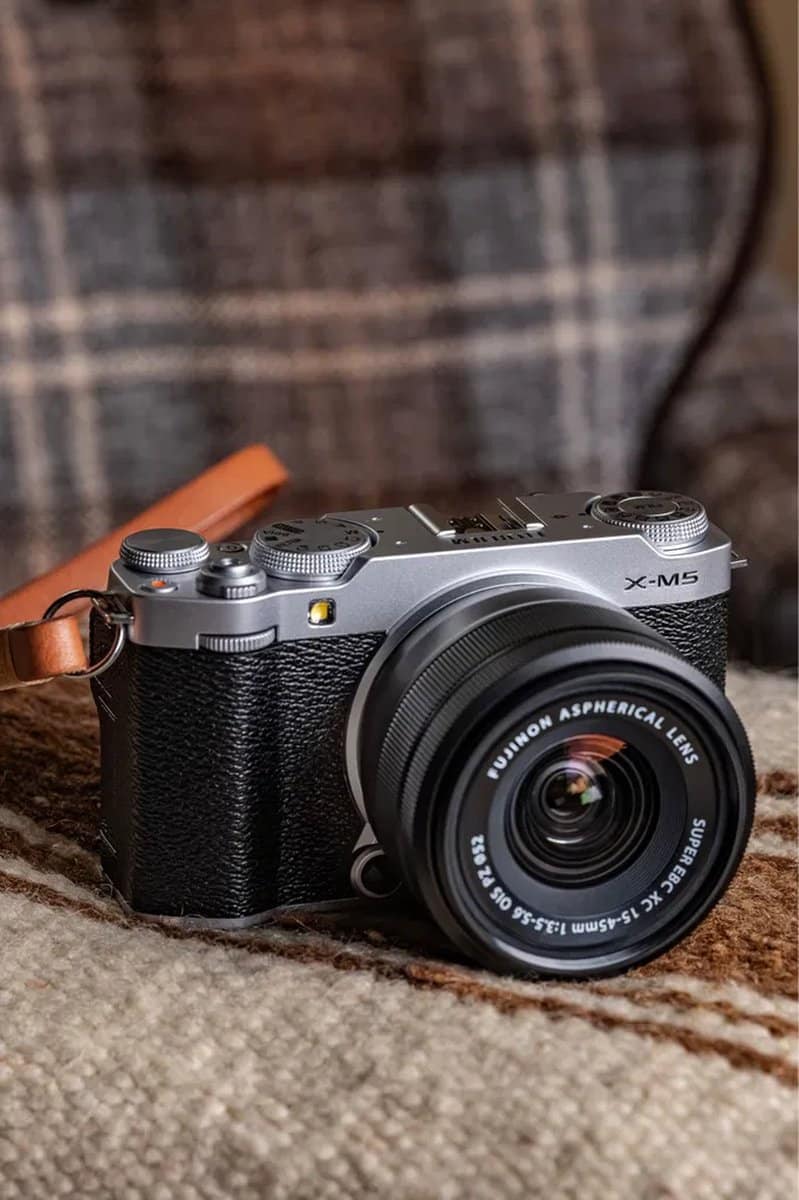 Máy ảnh Fujifilm X-M5 bản bạc với ống kính kit – chụp màu phim Film Simulation