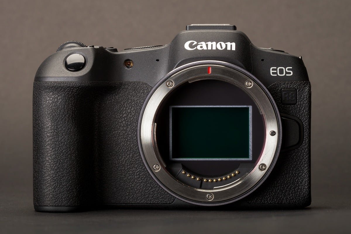 Ngàm RF và cảm biến Full Frame 24,2MP của Canon EOS R8 khi tháo ống kính