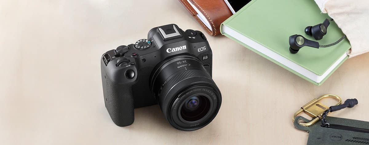 Canon EOS R8 gắn ống kính RF 24-50mm cùng tai nghe và sổ tay – máy Full Frame gọn nhẹ cho người quay video