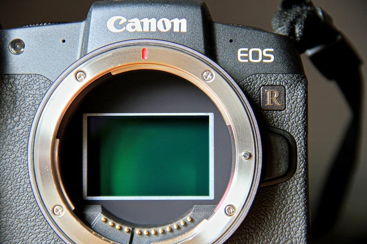 Cảm biến Full Frame 26,2MP của Canon RP so với cảm biến APS-C trên Fujifilm X-M5