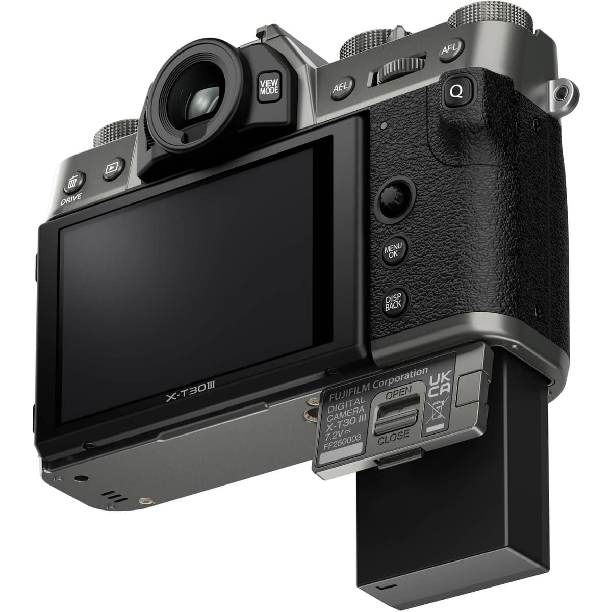 Nắp pin và khe thẻ nhớ dưới đáy Fujifilm X-T30 III đang mở với pin NP-W126S