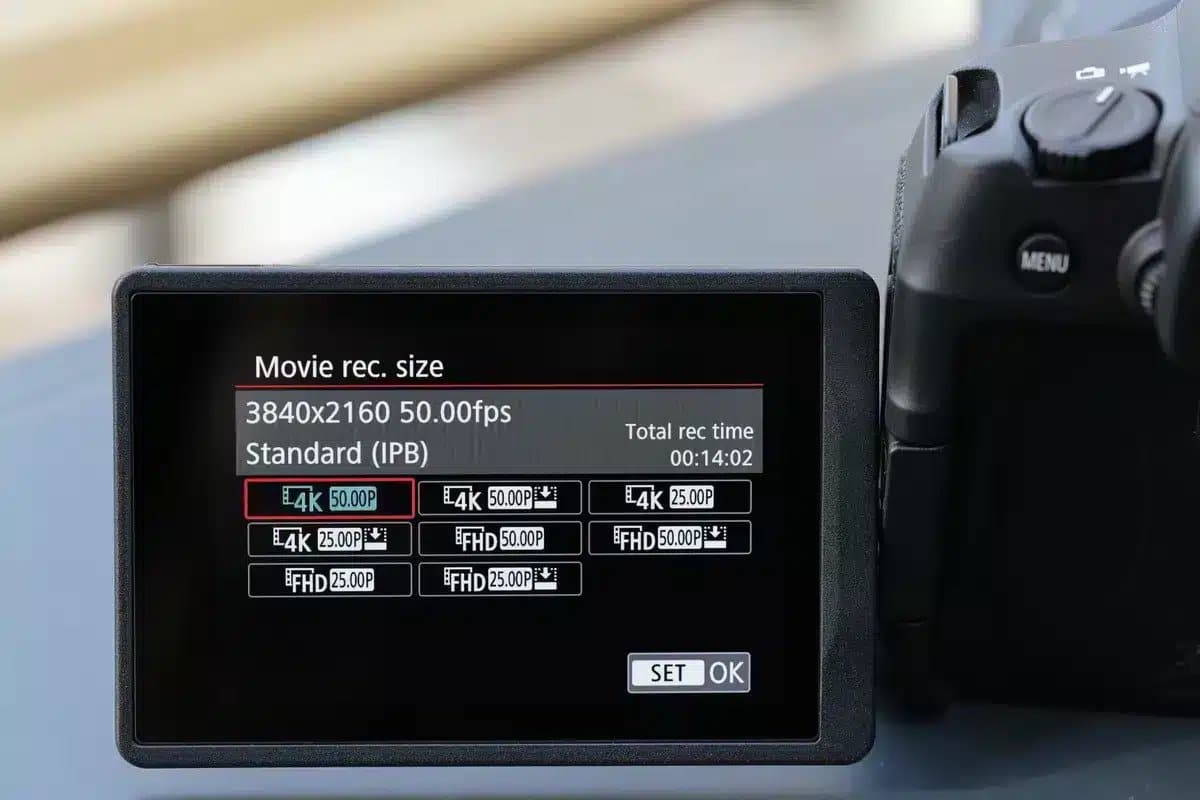Menu Movie rec. size trên màn hình Canon R8 với tùy chọn quay 4K 3840x2160 và Full HD