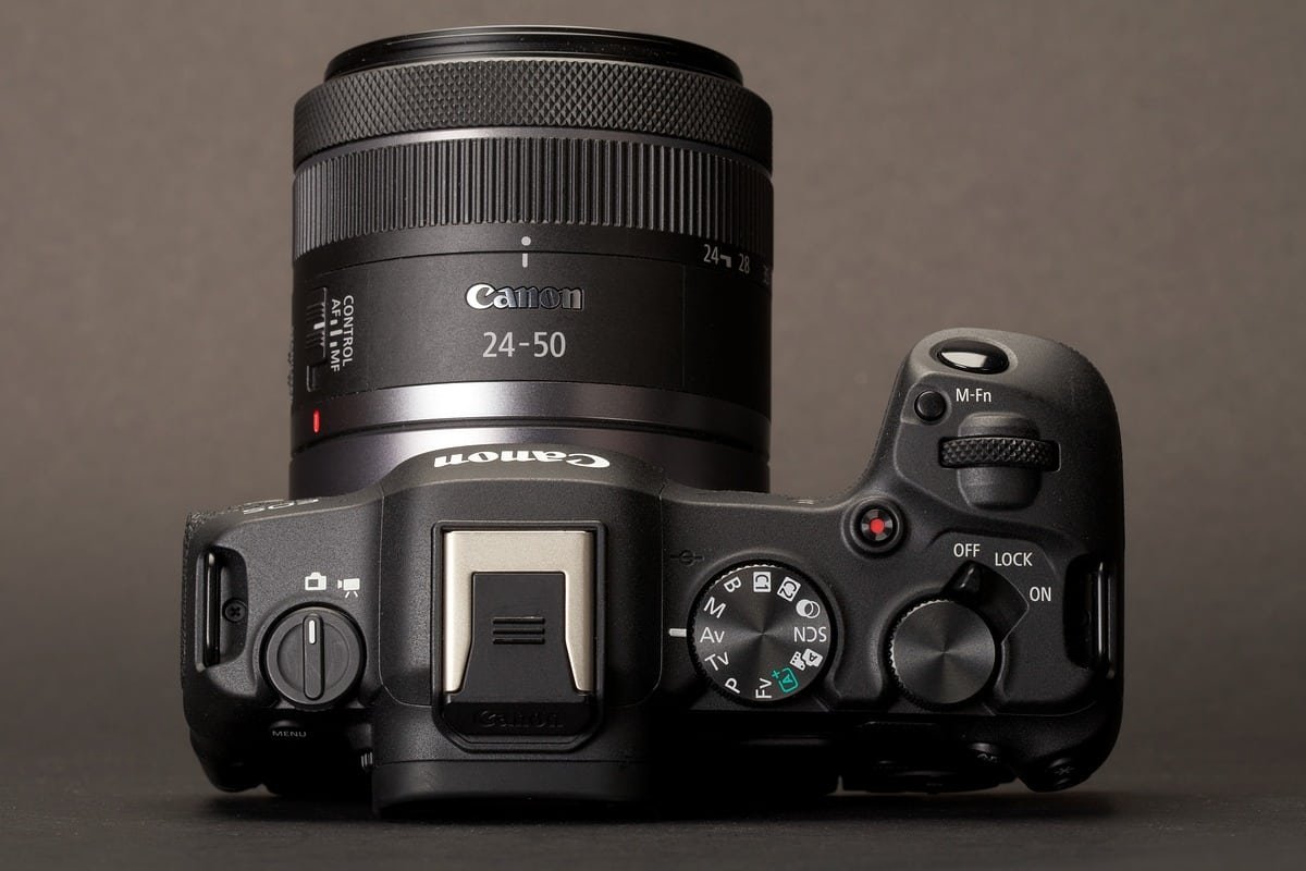 Canon R8 gắn ống kính kit Canon RF 24-50mm F4.5-6.3 IS STM nhìn từ trên xuống