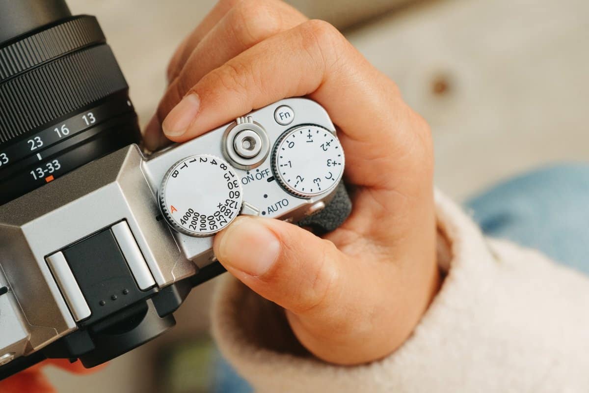 Tay xoay vòng tốc độ màn trập và cần gạt AUTO trên mặt trên Fujifilm X-T30 III