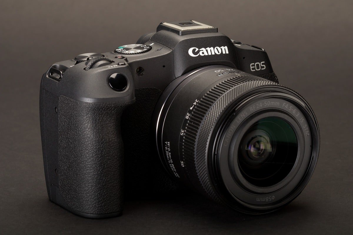 Canon R8 gắn ống kính RF 24-50mm F4.5-6.3 IS STM – lấy nét video bằng Dual Pixel CMOS AF II