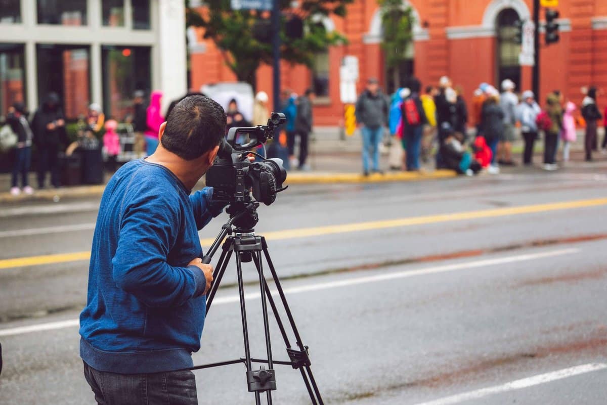 Quay phim ngoài trời ban ngày với máy đặt trên chân máy – cài đặt Canon RP quay video