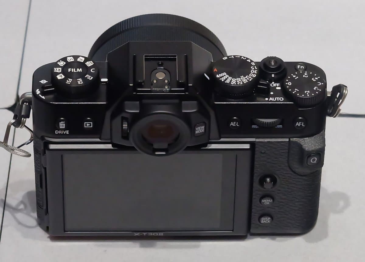 Mặt sau Fujifilm X-T30 III với màn hình cảm ứng, cần joystick và nút Q để mở menu nhanh