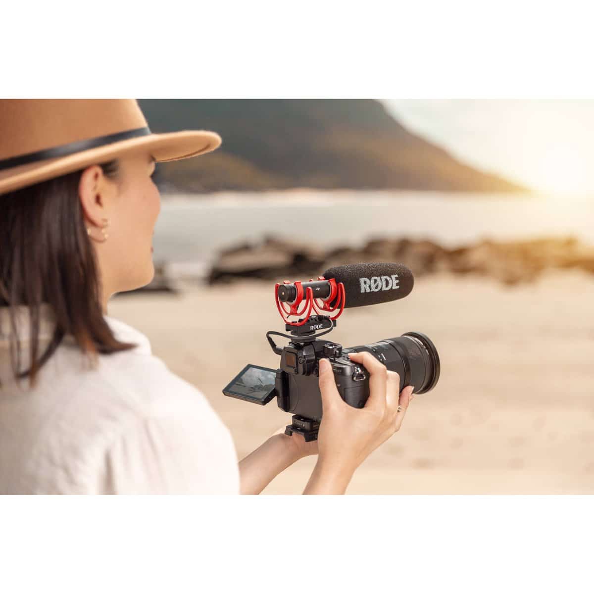 Micro shotgun Rode VideoMic NTG gắn trên máy ảnh khi quay video ngoài trời