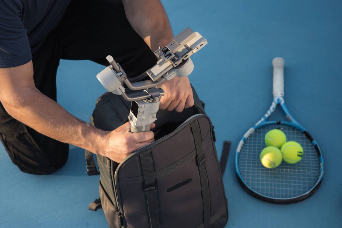 DJI RS4 Mini gập gọn được cất vào balo máy ảnh