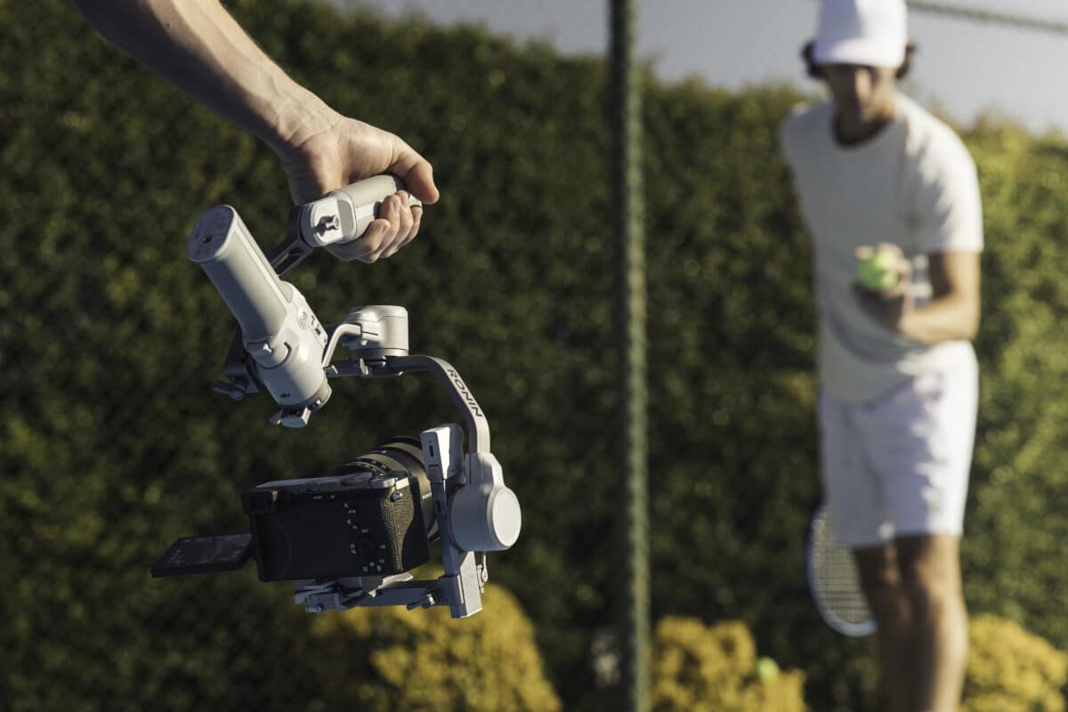 DJI RS4 Mini dùng chế độ theo dõi để quay người chơi tennis