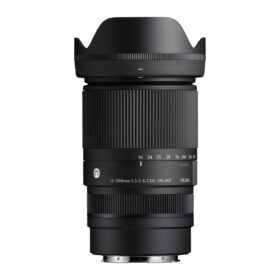 Sigma 16-300mm f/3.5-6.7 DC OS Contemporary For Nikon Z chính diện kèm hood trên nền trắng