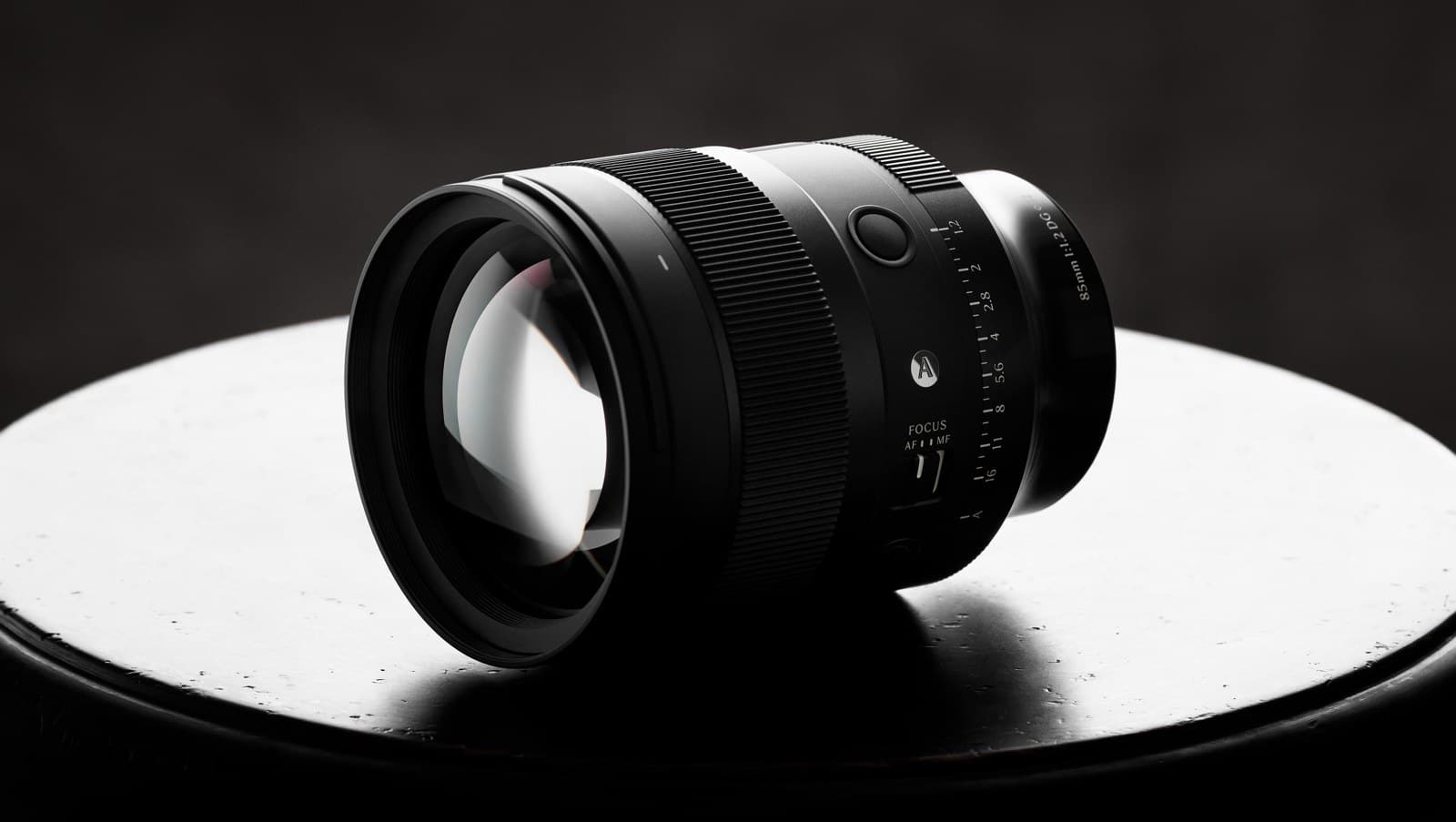 Sigma 85mm f/1.2 DG Art For Sony E đặt trên bệ tròn trong studio