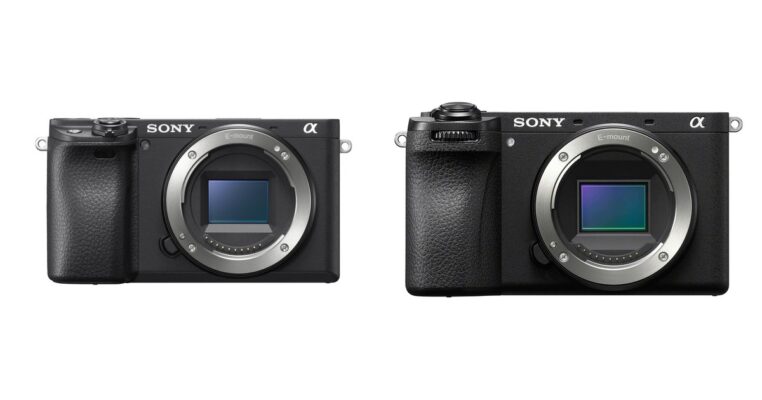 So sánh Sony A6400 và A6700 - mặt trước hai thân máy đặt cạnh nhau