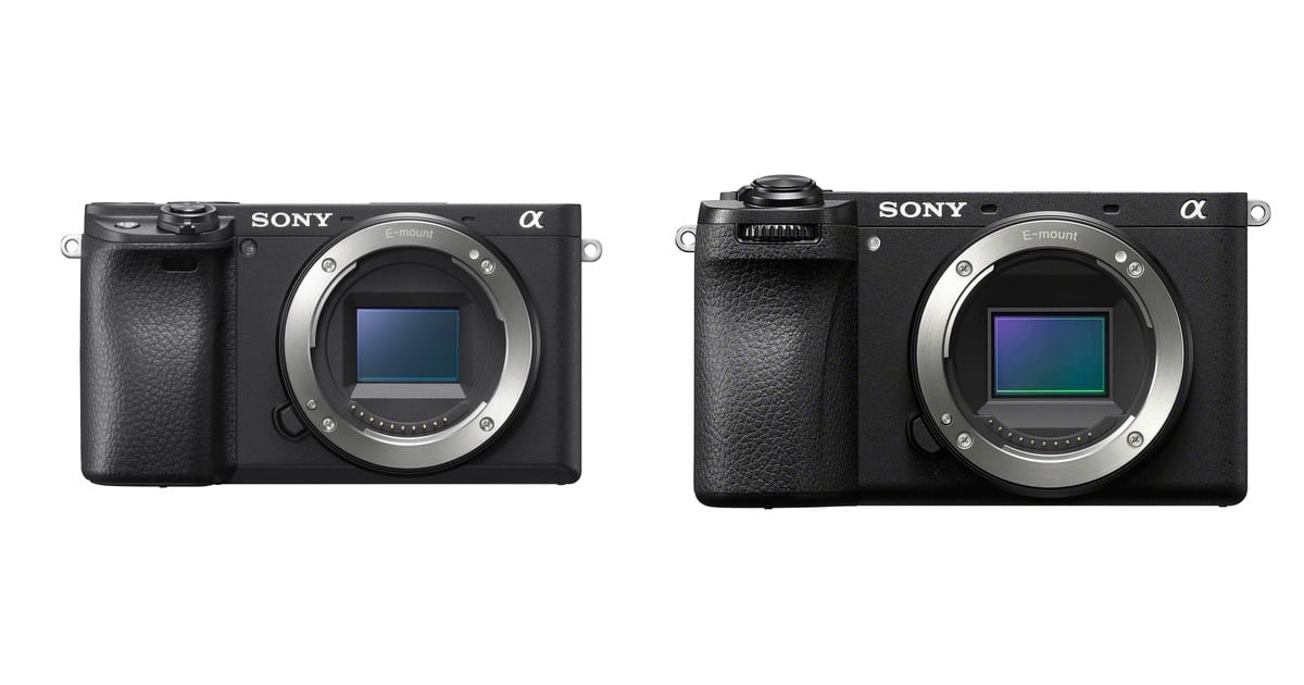 So sánh Sony A6400 và A6700 - mặt trước hai thân máy đặt cạnh nhau