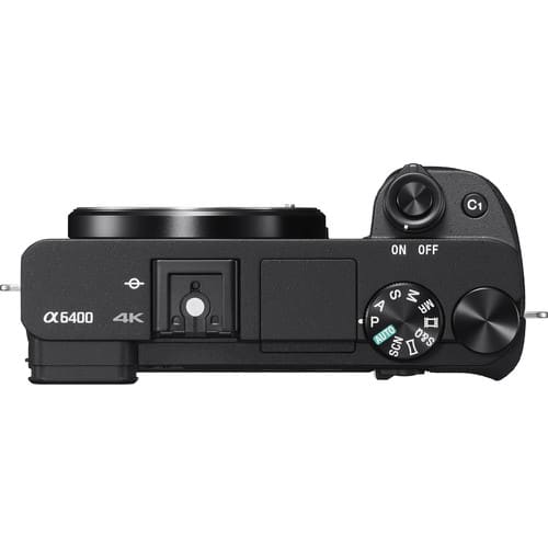 Mặt trên Sony A6400 với vòng xoay chế độ và hot-shoe