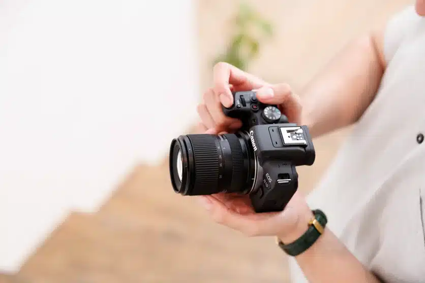 Tamron 16-50mm F2.8 A For Sony E gắn trên máy ảnh APS-C khi chụp thực tế